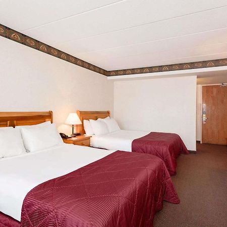 Ramada By Wyndham Pinewood Park Resort North Bay Kültér fotó