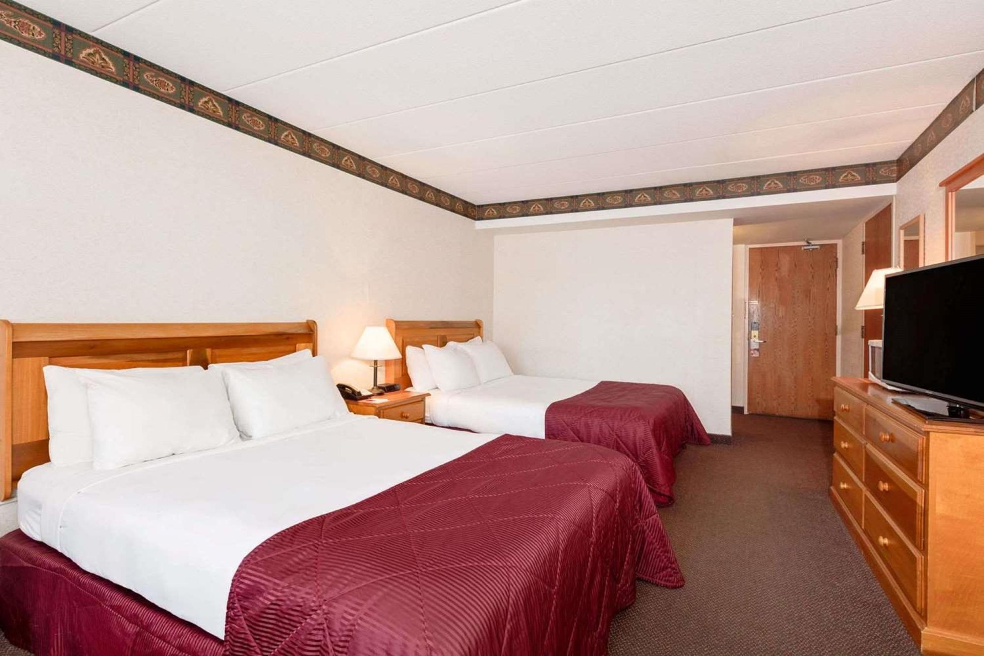 Ramada By Wyndham Pinewood Park Resort North Bay Kültér fotó